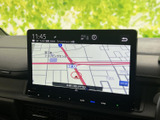 高精細な地図表示で、道に迷う心配はありません。リアルタイムな交通情報も確認でき、スムーズな移動をサポートします。遠出も安心。