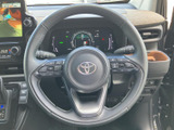 握りやすいステアリングは、操作性を高め、快適な運転をサポートします。ステアリングスイッチで、オーディオやハンズフリー通話も操作可能です。