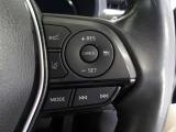 快適な操作性の運転席、ハンドルも綺麗に清掃済みです。もちろん安全を守るエアバッグも装備しているので安心してお乗りいただけます。