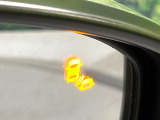 【ブラインドスポットインフォメーション】走行中、ドアミラーの死角になりやすい箇所に後続車が接近するとサイドミラー付近に警告を表示、ドライバーに注意喚起をしてくれます。