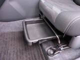 助手席シートアンダートレイ。車内の掃除用具など、クルマの中には置いておきたいけど目につくところには置きたくない物の収納にぴったり。