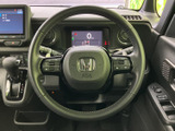 手元に複数のスイッチがまとまり、視線を大きく動かさずに車内の機能を扱いやすい配置です。メーターやナビ画面も見渡しやすく、運転に集中しやすい環境が整っています。