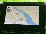 周辺の道路や水辺、地名が地図上に表示され、現在地の位置関係を確認できます。目的地の設定や地点登録などの項目も画面下部に並び、行き先を確認する際に活用できます。