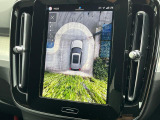 【360&deg;ビューカメラ】4台の高解像度カメラで360度の鳥瞰図を表示。隣の車や壁、死角にある障害物などを画面で確認できるため、狭いスペースでの駐車・出入りも安心です。