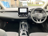 運転席から前方を見渡しやすい配置で、フロントガラス越しの視界も広々としています。シートや足元まわりにはゆとりがあり、同乗者も落ち着いて過ごせるすっきりとした室内空間です。
