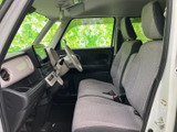 前席はゆとりを感じるシート配置で、運転席から助手席まで見通しのよい室内です。窓が大きく外の様子を確認しやすいため、乗る方にも開放感があり、毎日の移動を快適に支えます。