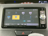 FM・AMやBluetooth Audioなど、複数の音源がメニューに並びます。使いたい項目を画面で見分けやすく、移動中の音楽やラジオを気軽に楽しめる装備です。