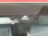 【ホンダセンシング】走行中に前方の車両等を認識し、衝突しそうな時は警報とブレーキで衝突回避と被害軽減をアシスト。より安全にドライブをお楽しみいただけます。