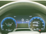 速度や燃料残量などの情報がまとまって表示され、運転中に必要な内容を確認しやすいメーターです。表示の区分も分かりやすく、視線移動を抑えた見やすい配置です。