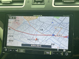 鮮明な地図表示で、目的地へのナビゲーションをスムーズに。道に迷う心配なく、安心して運転に集中できます。細部まで確認できる高精細画面です。