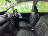前席は視界を広く取りやすいレイアウトで、運転席と助手席それぞれに落ち着ける空間を確保しています。シートの形状にもゆとりがあり、日々の乗車を支えます。