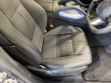 メルセデスのシートは、少し硬めに出来ておりますので、長時間の運転でも疲れにくく、安全にドライビングをお楽しみ頂けます