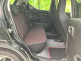 後席は左右にゆとりを感じるベンチシートで、同乗者が落ち着いて過ごせる空間です。窓から外の様子も確認しやすく、足元にはマットが敷かれ、普段使いにもなじみます。