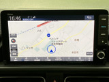地図上に現在地や周辺道路が表示され、目的地までの道順を確認しやすい画面です。タッチ操作で必要な情報を探しやすく、初めて訪れる場所へのお出かけにも役立ちます。