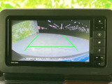 後方の様子をモニターで確認でき、駐車時の周囲確認をサポートします。画面には目安となるガイド線も表示されるため、車庫入れやバック時に活用いただけます。