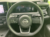手元には複数のスイッチが配置され、運転姿勢を大きく変えずに必要な操作へアクセスできます。メーターや画面と合わせて視線の移動を抑えやすく、日常の運転を快適にサポートします。