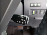 アダプティブクルーズコントロール機能付きです。走行中に先行車の様子を検知しながら、設定した車速の範囲内で先行車との距離のキープを支援します。詳細は販売店スタッフまでおたずねください。