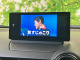 停車中に映像やテレビを視聴できる画面を装備しています。待ち時間などに車内で楽しめるのがうれしいポイント。画面は運転席からも確認しやすい位置に配置されています。