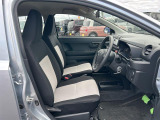 女性の方ももちろんですが、運転席側、助手席側の足元スペースが広いので男性の方が運転しても窮屈になりにくいですよ!