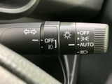 操作しやすい位置に配置されたウインカーレバー。スムーズな操作で、安全な車線変更をサポートします。快適な運転をサポートします。