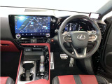 運転席周りのレイアウトをご覧ください。ナビゲーションが綺麗に装着されすっきり収まってますね!
