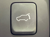 【パワーバックドア】スマートキーや運転席のボタンを押すだけでリアゲートが自動で開閉します!荷物を持っている時や、高い位置にあるバックドアを閉める際に便利な機能です♪