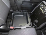 【助手席下収納スペース】助手席下には収納スペースがございます。車検証や常備品・緊急用品など様々なものを収納することができます。