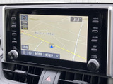 道路や現在地が表示される地図画面で、周辺の道筋を確認しながら目的地への移動をサポート。画面上の表示から必要な案内を把握しやすく、日常のお出かけに便利です。