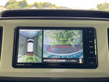 後方の映像に加えて車両周囲の表示も確認でき、駐車時の周辺把握をサポートします。画面上のガイド表示も目安にしながら、後退時に障害物や車両との距離を確認しやすい装備です。
