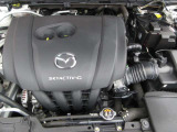 「SKYACTIV-G(ガソリン)」は、規格外の高圧縮を実現し、世界のエンジン技術者に驚きを与えました。さらに、それを維持したままノッキングの発生を抑え、熱効率を向上、走りにも寄与したエンジンです。