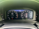 視認性の高いメーター類で、運転に必要な情報を的確に把握できます。デザイン性も優れ、スタイリッシュな印象を与えます。快適な運転環境。