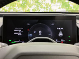 洗練されたデザインのメーターが、運転に集中できる空間を作り出します。必要な情報をひと目で確認でき、快適なドライビングをサポートします。