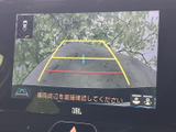 後方の映像にガイド線が表示され、駐車時に車両と周囲の位置関係を確認しやすい装備です。目視での確認とあわせて活用でき、駐車操作を心強くサポートします。