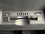 ETC車載器を手の届きやすい位置に備え、カードの出し入れや音量などを操作できます。高速道路を利用する際に便利な装備です。映像を楽しむ機器ではありませんが、日常の移動を支える実用的な装備です。