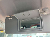 女性の方は必見!運転席のサンバイザー裏にバニティミラーが付いてます!身だしなみチェックに役立ちます。