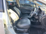 運転席と助手席は、黒を基調としたシートで落ち着いた印象です。前方の視界が広く、乗り降りもしやすい開口部で、日々の移動を快適に過ごせる室内空間となっています。