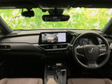 前席から見渡す室内は、ダッシュボードやセンターディスプレイが視界にまとまり、前方を確認しやすいレイアウトです。シートは落ち着いた色合いで、運転席まわりから助手席まで統一感があります。