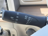 雨天時でもクリアな視界を確保。ワイパーの操作は簡単で、運転に集中できます。間欠機能やウォッシャー機能も搭載し、様々な状況に対応します。