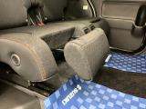【マルチユースフラップ】フラップの位置や角度を調節することで、オットマンや足のサポート、荷物の落下防止といった様々な機能を活用できます。
