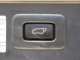 【パワーバックドア】スマートキーや運転席のボタンを押すだけでリアゲートが自動で開閉します!荷物を持っている時や、高い位置にあるバックドアを閉める際に便利な機能です♪