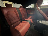 メルセデスのシートは少し硬めになっております。長時間の運転の際、適度な反発があることでお尻や腰の負担を減らす効果が御座います。