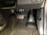 【運転席】アクセル、ブレーキはこのようになっております。