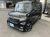 流麗なフロントマスクが印象的なデザイン。精悍さを際立たせるヘッドライトとグリルが、洗練された個性を演出しています。