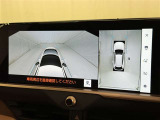 パノラミックビューモニターシステムが付いているので車の上から見た映像が確認できますよ。 一目で車両周辺の情報を確認できますが、直接安全をご確認下さい。
