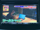 テレビ番組を画面で楽しめる装備です。停車時の休憩中などに映像を視聴でき、車内で過ごす時間の楽しみが広がります。映像や番組を確認しながら、ひと息つけます。