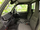 左右の前席を備え、運転席まわりや足元まで見渡しやすい室内です。シートには落ち着いた色合いの生地が使われ、乗り降りのしやすさにも配慮された実用的な空間です。