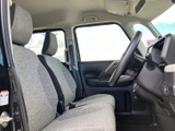 座り心地の良いシートが、快適なドライブを約束します。落ち着いた色合いのシートは、車内空間を広く感じさせます。