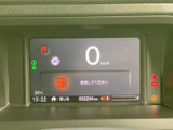 速度やシフト位置、燃料残量などの情報がひと目で確認できる表示部です。必要な情報が画面にまとめられ、運転前や走行中に車両の状況を把握しやすくなっています。
