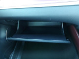 車検証などの収納に便利なグローブボックスです。