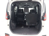 サードシートを跳ね上げれば、セカンドシートに人が乗っていても荷物を十分に積めます。